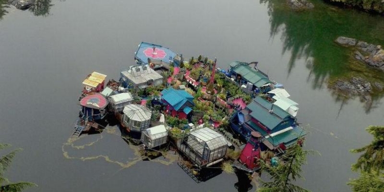 Семейная пара из Канады построила плавучий дом-остров весом в 500 тонн