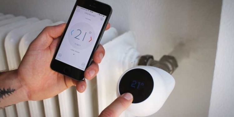Этот термостат уменьшит оплату за тепло на 30%. Украинский eCozy начал доставку гаджетов для «умного отопления»