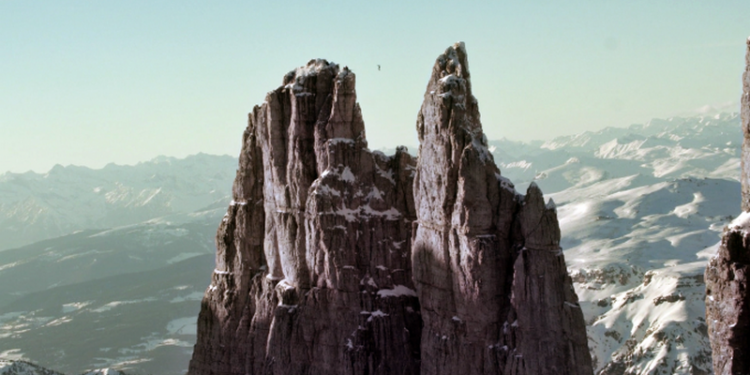 Экстремалка прошла по канату, натянутому на высоте 2750 метров