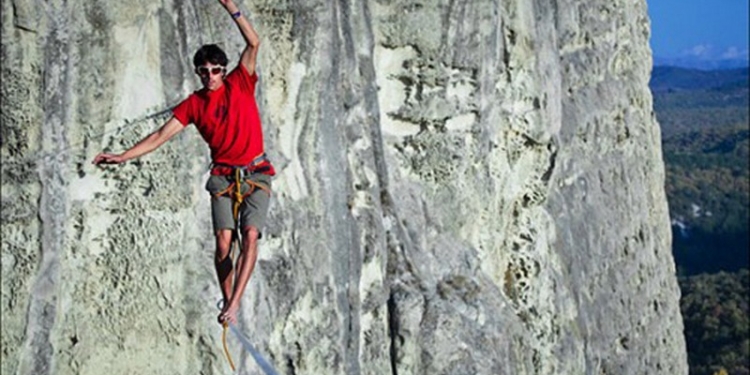 Экстремал прошел босиком по канату через пропасть глубиной 32 м