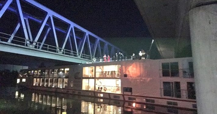 В Германии корабль врезался в мост, 2 человека погибли