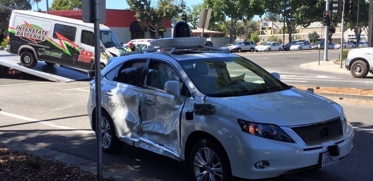 Беспилотный автомобиль Google попал в аварию в США