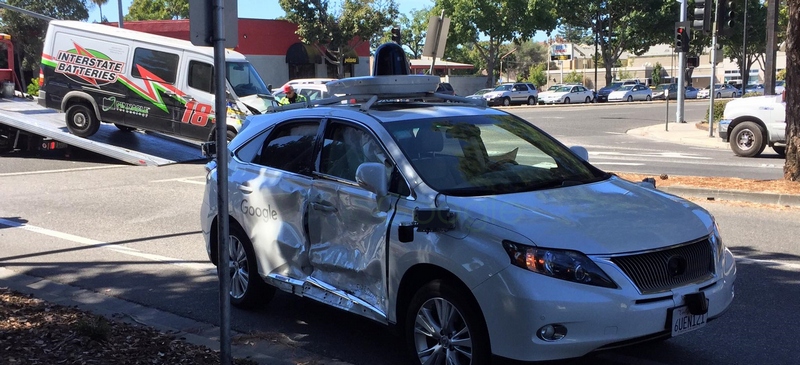 Беспилотный автомобиль Google попал в аварию в США 1