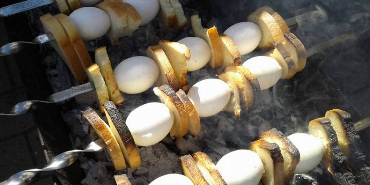 Рекорд по жарке сырых куриных яиц на шампурах установили в Днепре