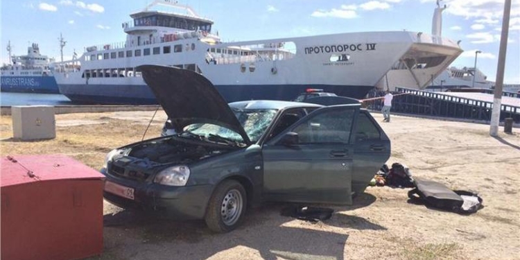 На Керченской переправе автомобиль стартанул с парома до причала и нырнул в море