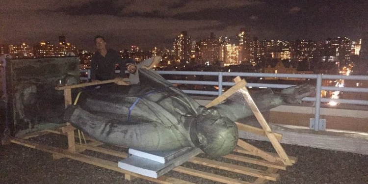 И там добрались: в Нью-Йорке снесли 6-метровый памятник Ленина