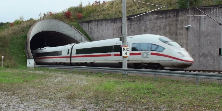 У поезда Москва-Ницца в тоннеле на ходу отвалилась дверь. В нее въехал скоростной экспресс Вена-Гамбург. 300 пассажиров эвакуировали