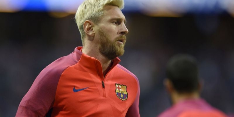 Фанат Месси выбежал на поле и поцеловал ногу кумира после гола за сборную Аргентины