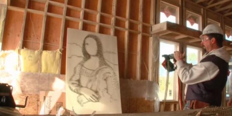 Плотник нарисовал Мону Лизу  при помощи пневмопистолета и гвоздей