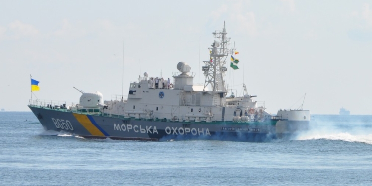 Боевые корабли и самолеты РФ пытались запугать украинский корабль морской охраны в экономической зоне Украины