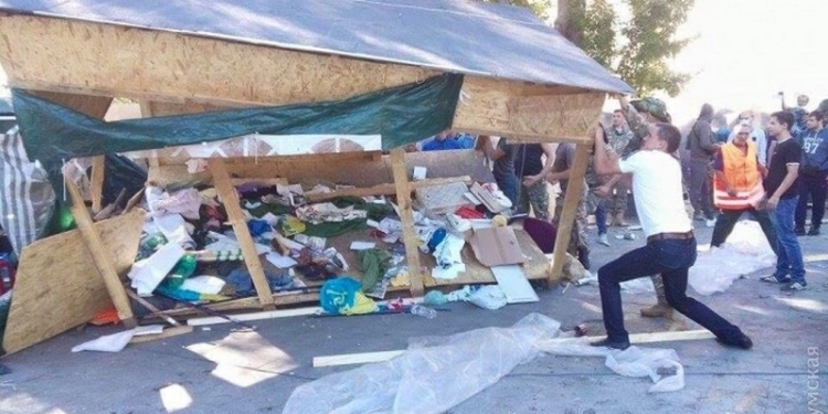 В Одессе общественники разогнали с боем “антитрухановский майдан” – мешал Дню города