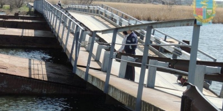В Снигиревском районе на Николаевщине зерновозы “убили” понтонный мост