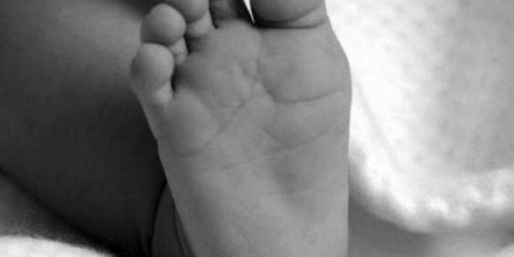 Хотела скрыть супружескую измену: женщина в Черниговской области оставила на кладбище новорожденного ребенка