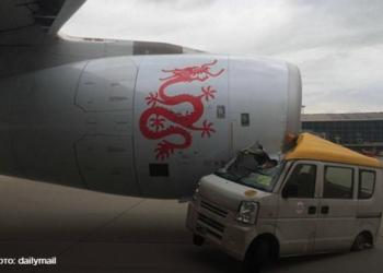 В Китае самолет столкнулся с автомобилем