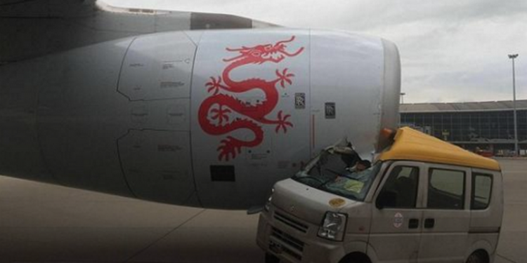 В Китае самолет столкнулся с автомобилем