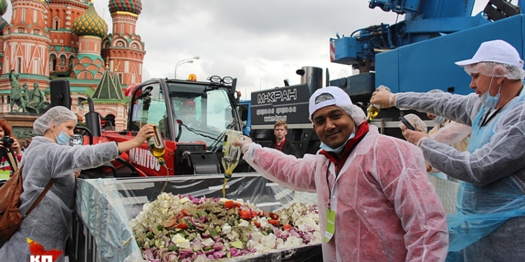 Не  блины, так салат: на Красной площади за 20 минут лопатами раздали 20 тонн салата из кузова самосвала