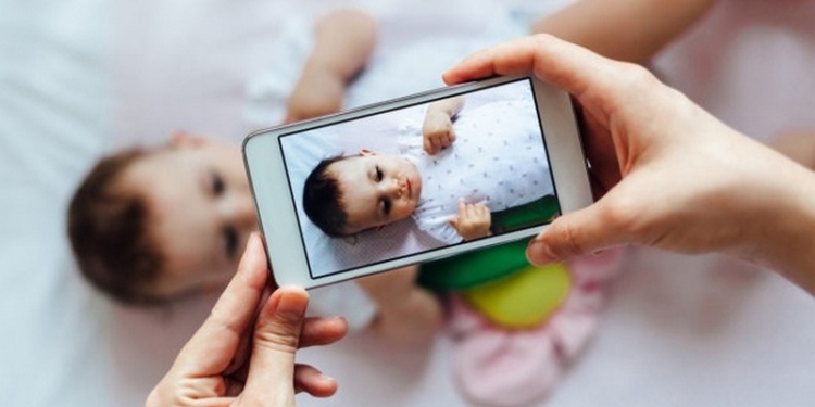 Девушка подала в суд на родителей за публикацию ее детских фото в Facebook