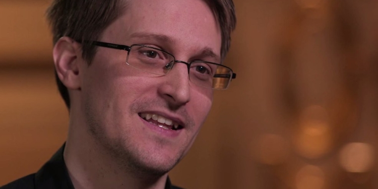 Шпионы вокруг. Сноуден советует не пользоваться новым мессенджером от Google