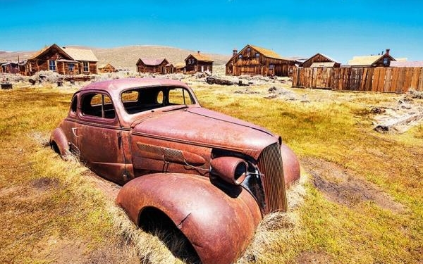 Затонувшие аттракционы, старые поезда и заброшенные гостиницы. Это не разруха, это ускользающая красота