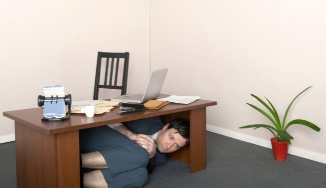 В Умани ранее судимый решил ограбить кабинет прокурора. А от полиции спрятался под стол