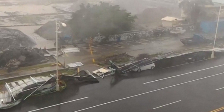 На востоке Китая бушует супертайфун “Меранти”