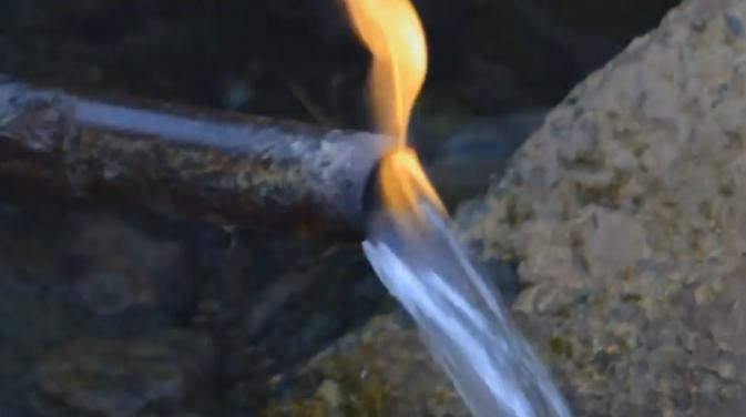 Огненная вода - это не то, что вы подумали. В Карпатах есть источник с целебной водой, которая...горит 1