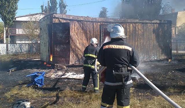 В Рыбаковке возле базы отдыха загорелся деревянный вагончик. Базу спасли