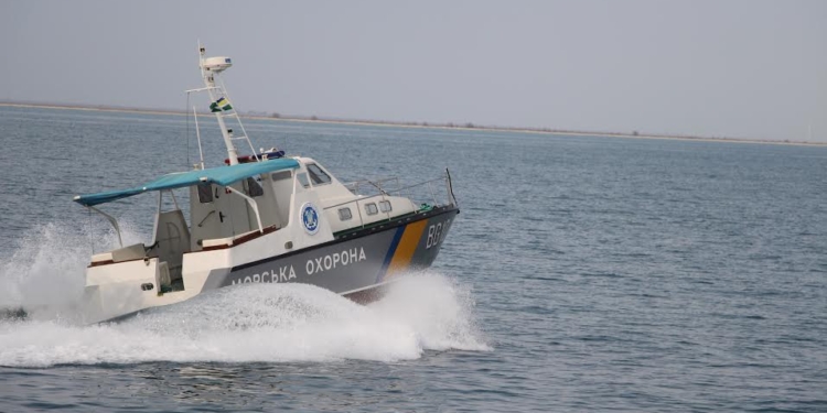 На Херсонщине спасатели уже вторые сутки ищут выпавшего за борт рыбака