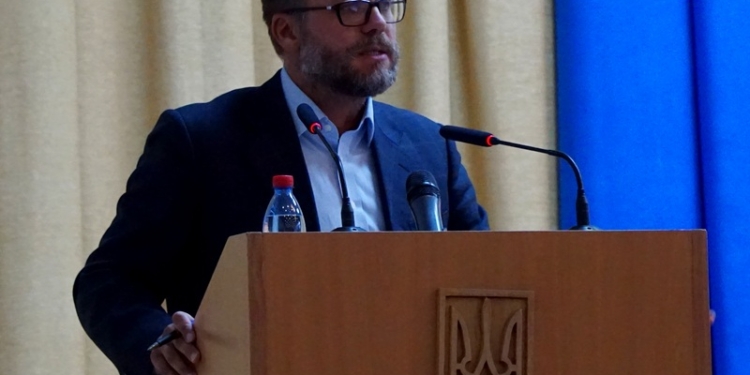 «Веселая» сессия: нардеп Макарьян обещает нового губернатора уже в среду, Москаленко подаст в суд на Вадатурского, а депутаты отставили Соколова