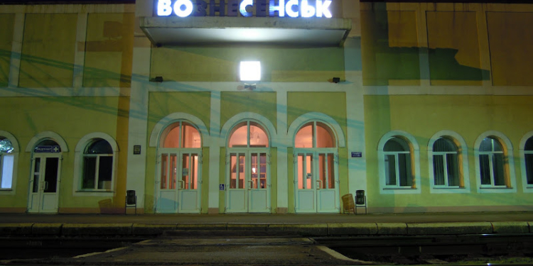 В Вознесенске на ж-д мосту погиб подросток – от удара током