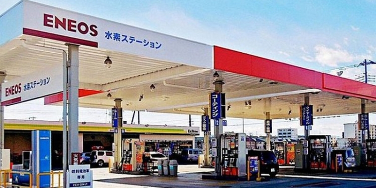 В японском городе Фукуока заправляют автомобили из канализации