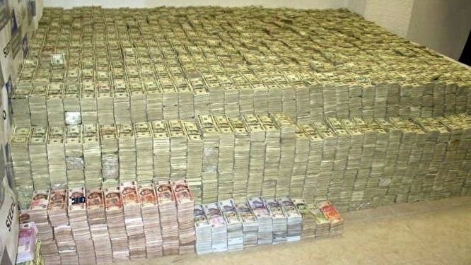 Широка страна! У полковника МВД РФ дома изъяли валюты на 8 млрд. руб.