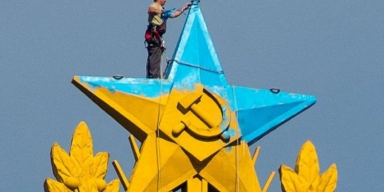 Фигурантам дела о покраске звезды на высотке в Москве присудили $30 тыс. компенсации