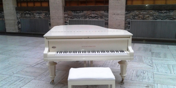 Белый рояль за 137 тысяч гривен установили в холле Закарпатской ОГА