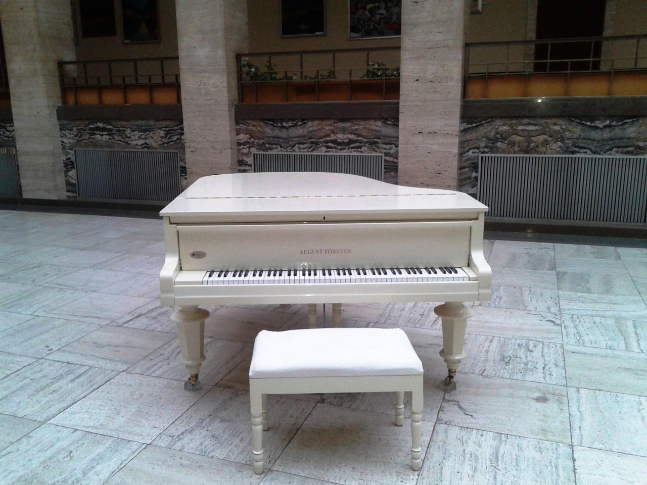 Белый рояль за 137 тысяч гривен установили в холле Закарпатской ОГА