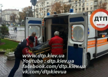 В Киеве со здания КГГА на Крещатике сорвался рабочий