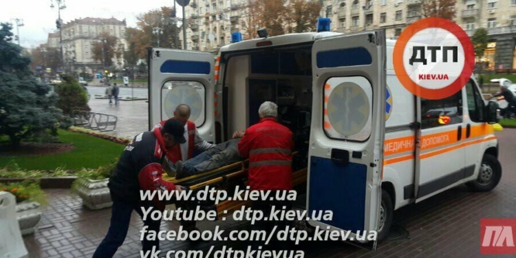В Киеве со здания КГГА на Крещатике сорвался рабочий