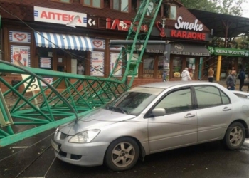 В Одессе уже началось: в «Аркадии» строительный кран упал на крышу ресторана и автомобиль