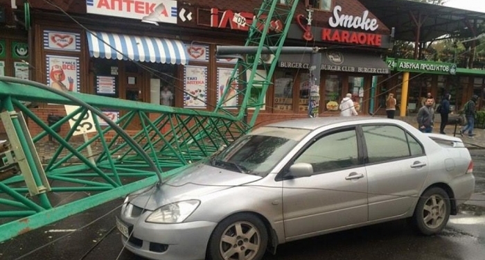 В Одессе уже началось: в «Аркадии» строительный кран упал на крышу ресторана и автомобиль