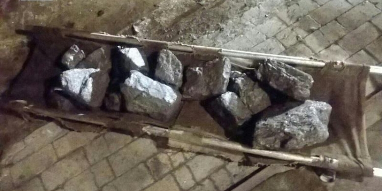 Воровали уголь прямо с поезда и складировали его в Варваровке: в Николаеве патрульные задержали шайку воров