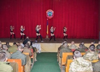 С концертом и книгами – коллективы 45-го Николаевского гарнизонного Дома офицеров побывали на «Широком Лане»