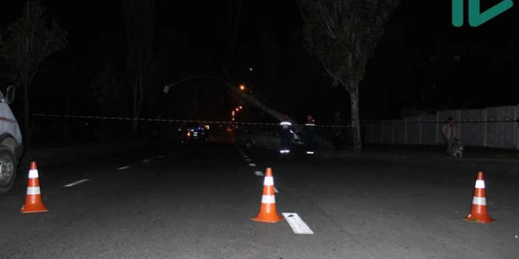 В Николаеве по проспекту Центральному проезда нет – авто врезалось в электроопору