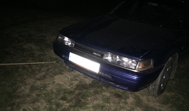 В Старой Богдановке на краю обрыва застряла MAZDA