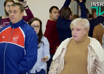 На сессию Николаевского облсовета попытались не пустить общественников. А потом ее начало и вовсе перенесли