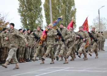 Не крайняя, а последняя: в Николаеве морпехи проводили в запас бойцов 6-й волны мобилизации