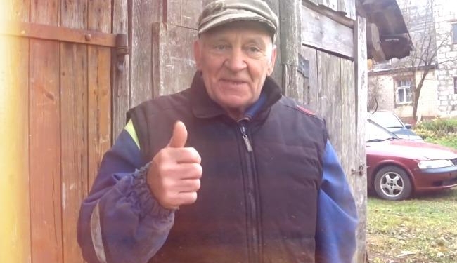 С разгону – в яму с кока-колой: латвийский пенсионер решил почистить свое авто от ржавчины