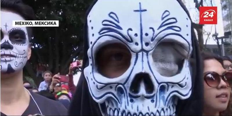 Улицы Мехико заполонили скелеты, ведьмы и вампиры 1