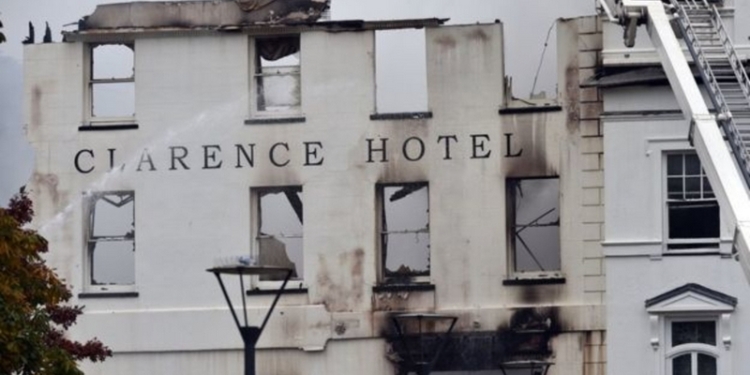 «Теряют больше иногда», но… В Великобритании пожар уничтожил самый старый отель