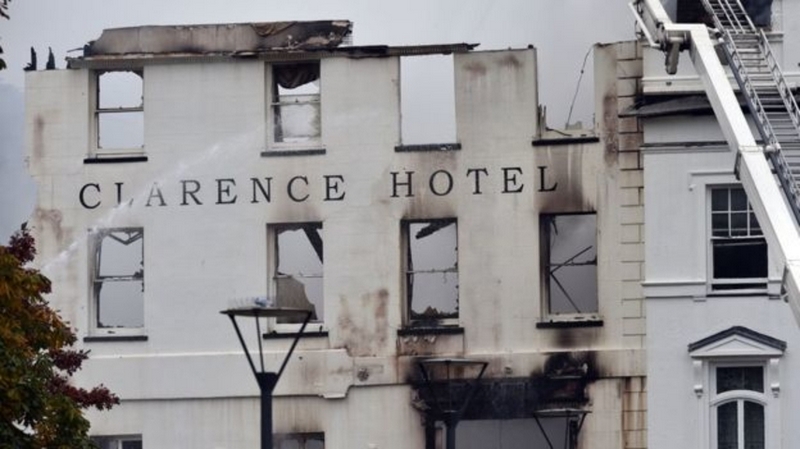 «Теряют больше иногда», но… В Великобритании пожар уничтожил самый старый отель 1