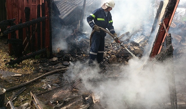 Хозпостройка в Березнеговатском районе чуть не подожгла другие постройки и гараж